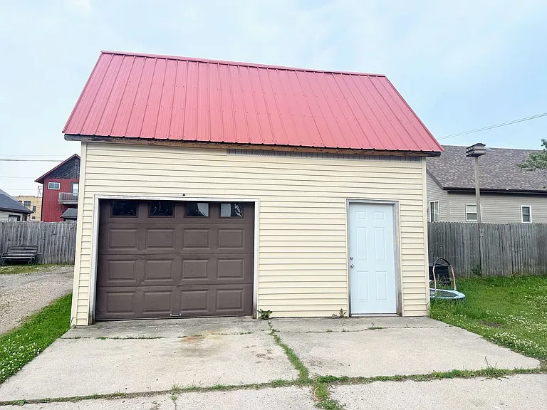 1816 Wollmer St — Photo 14
