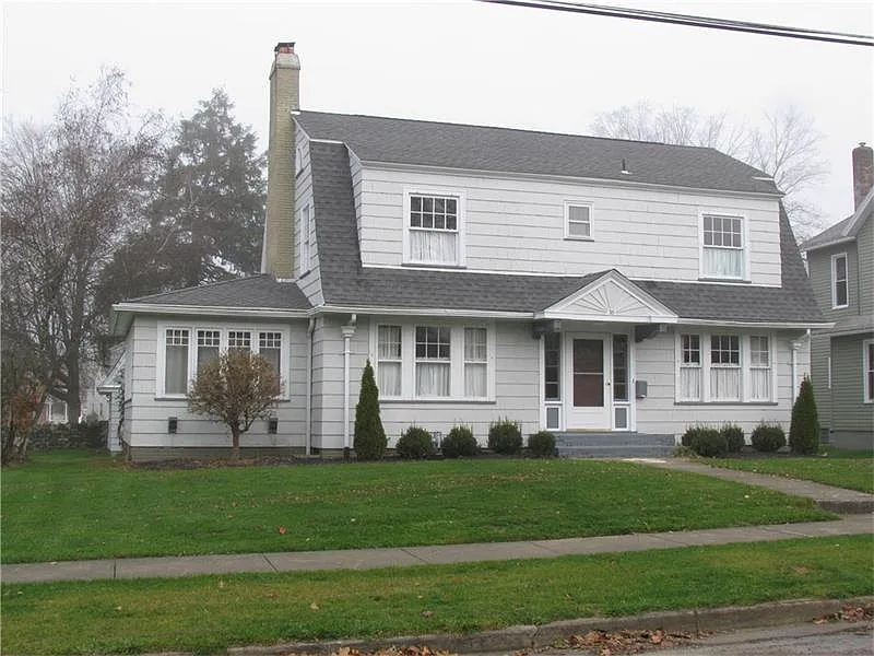 16 Chambers Ave photo 1