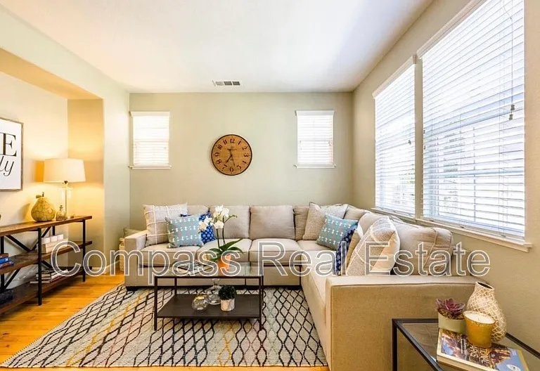 2258 Golden Crest Cmns — Photo 7