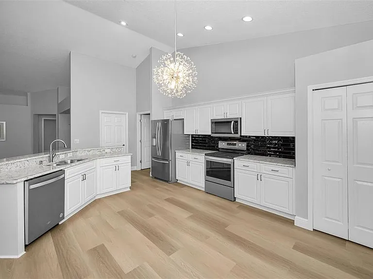 6240 Fairskies Dr — Photo 8
