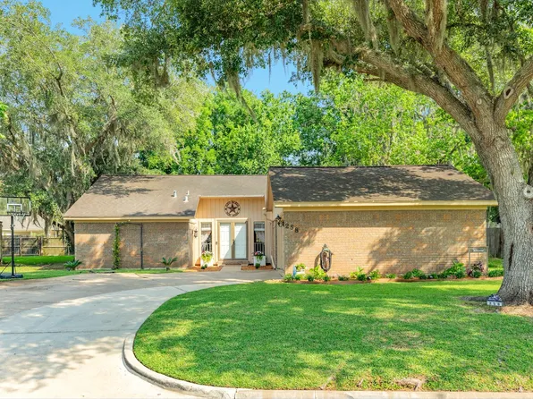 258 Edgewater Dr, West Columbia, TX 77486