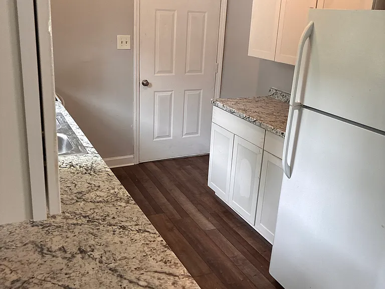 752 Hillsboro St — Photo 3