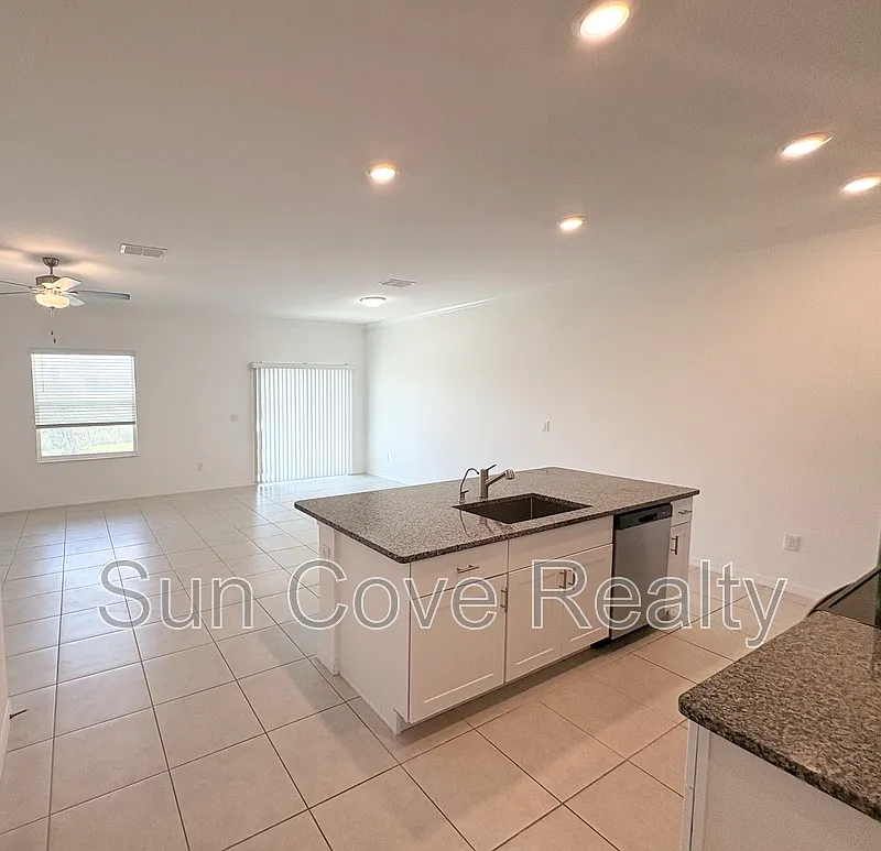 3 bed, 2.5 bath, 1061 sqft, $2,100 — Photo 4