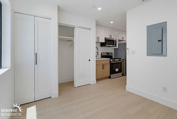 3075 Hawthorn St #2 — Photo 2