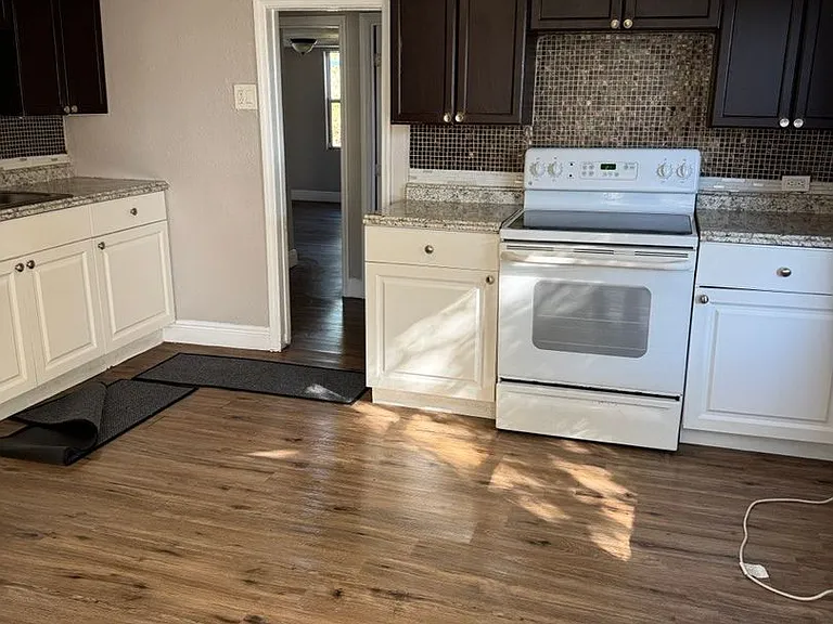 1035 N Davis Ave — Photo 30