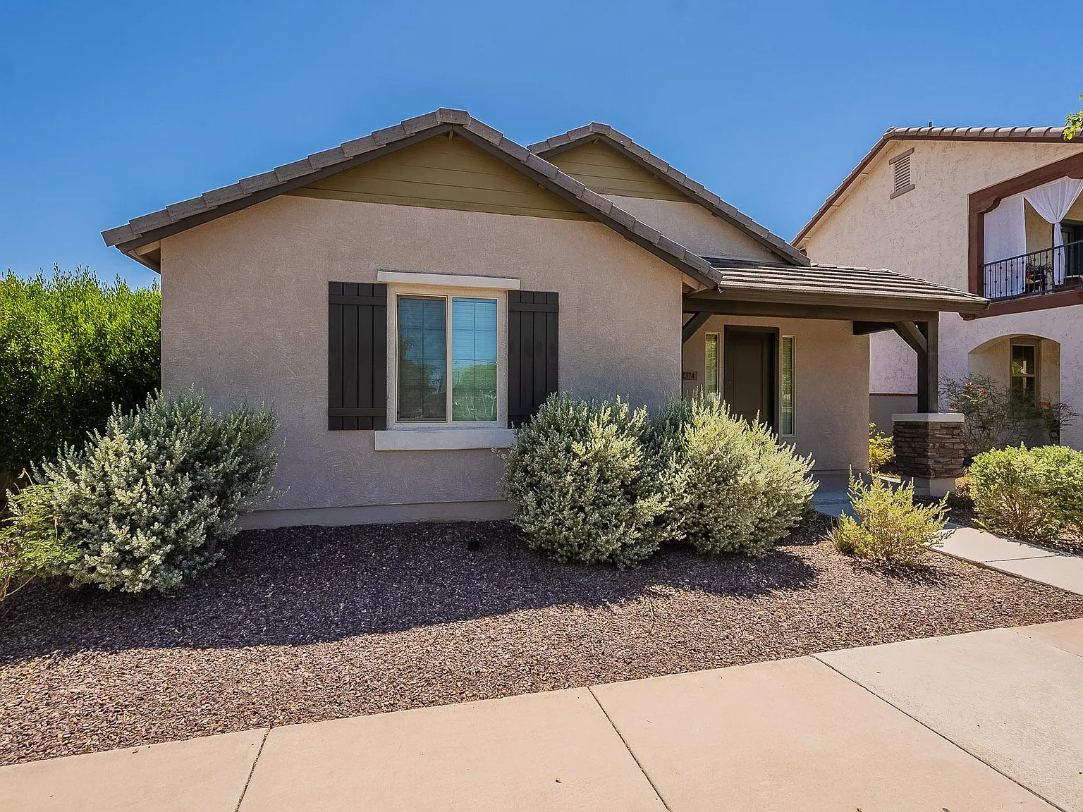 3 bed, 2.5 bath, 2000 sqft, $2,050 — Photo 1