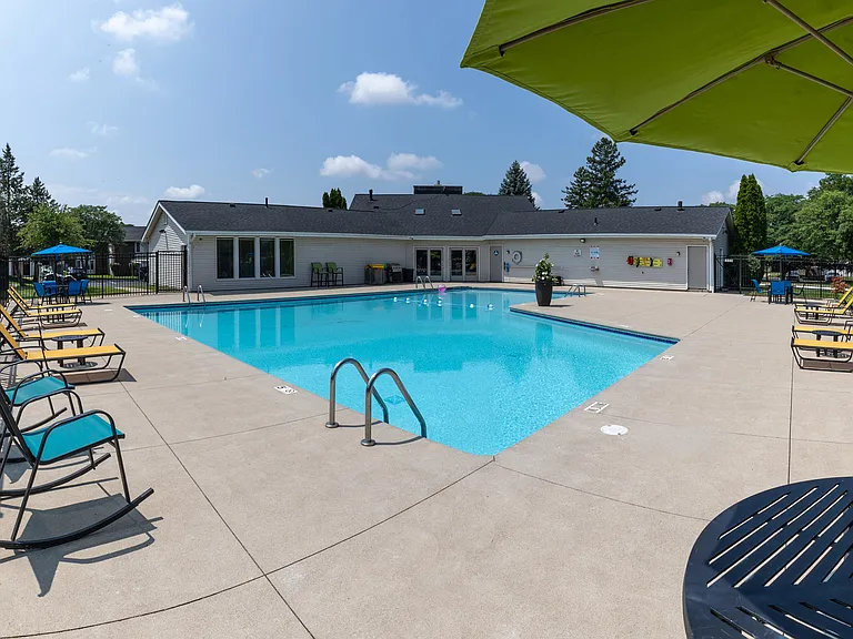 Auburn Heights Apartments — Photo 9