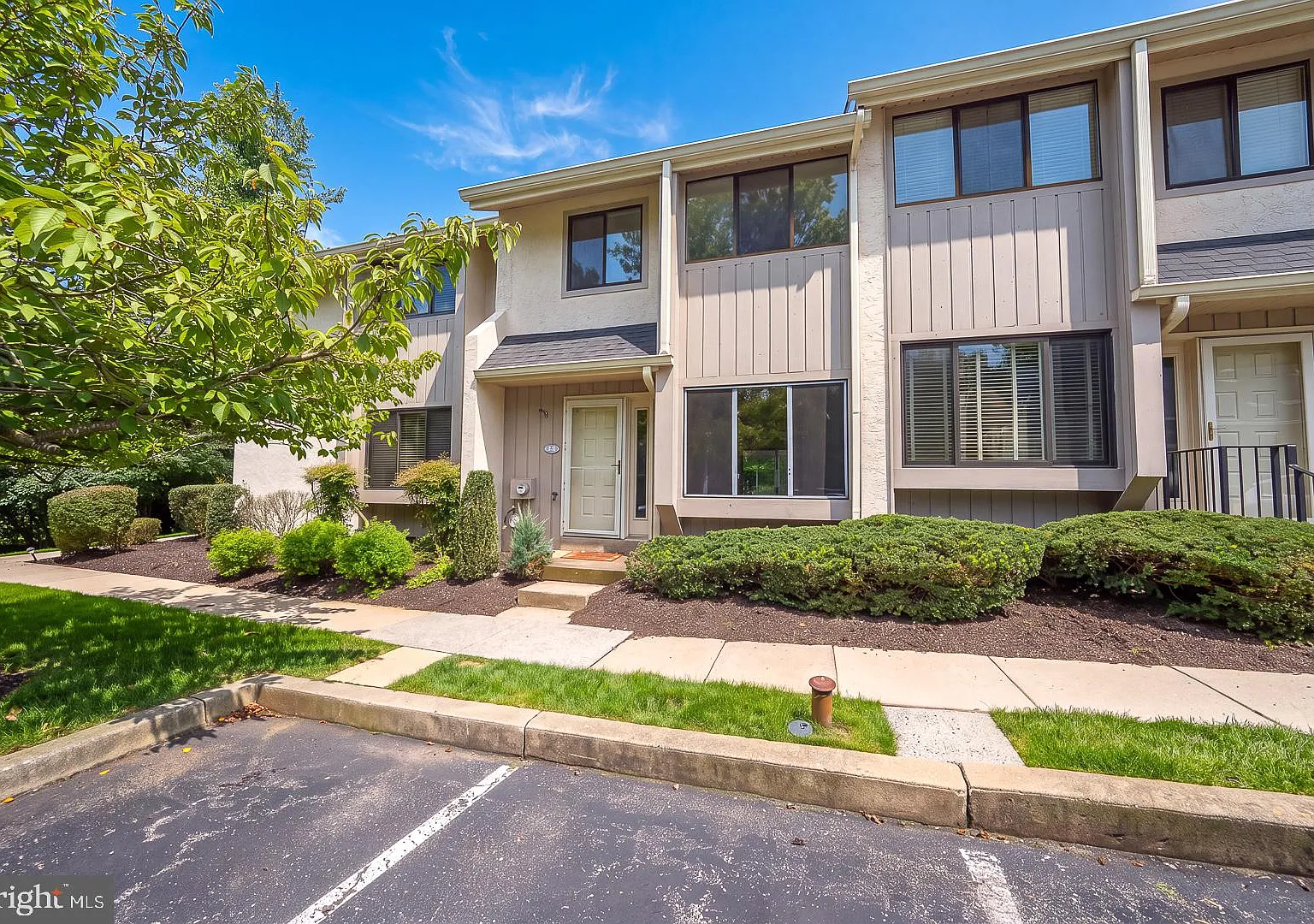 3 bed, 2.5 bath, 1382 sqft, $2,575 — Photo 1
