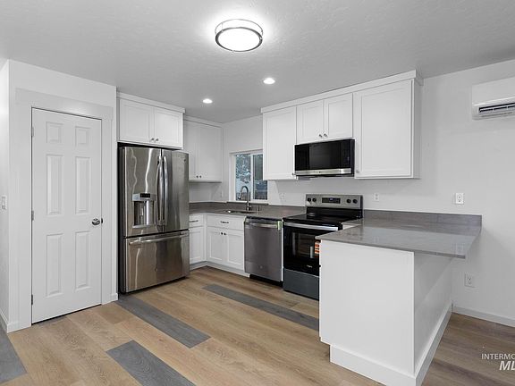 4th image of 450 W Greenleaf St