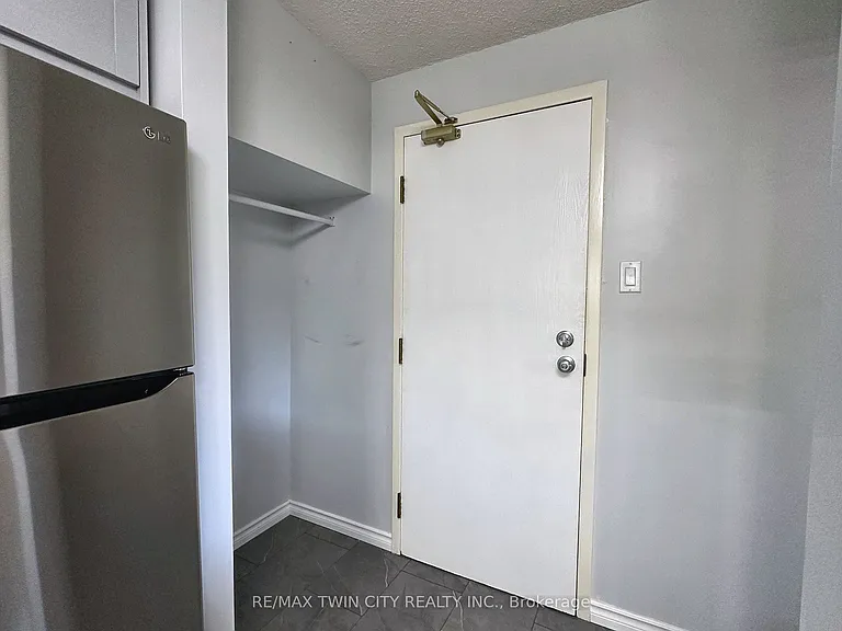 266 Overlea Dr #402 — Photo 2