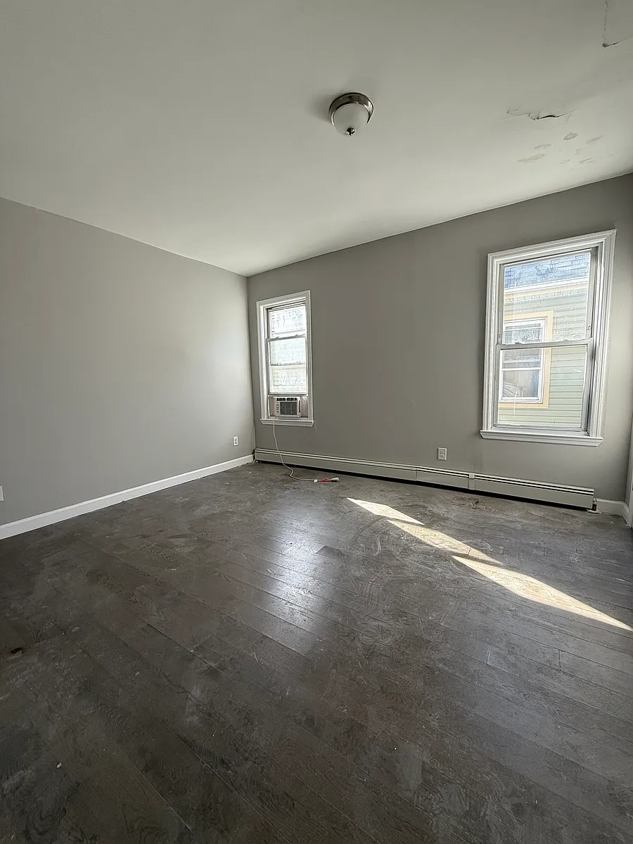 Building Photo - 905 S 16th St #2L