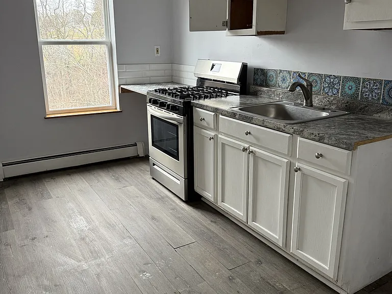 204 Minooka St — Photo 2