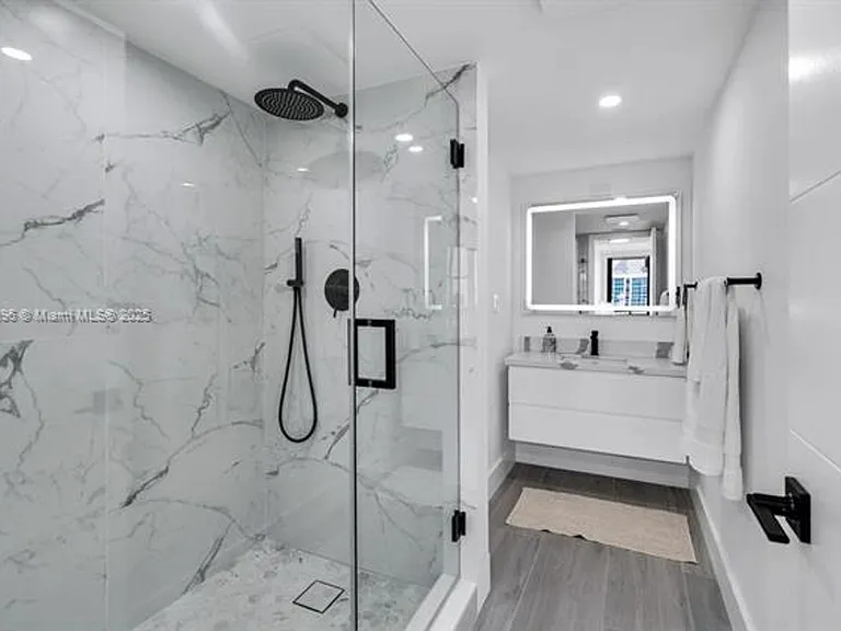 2555 Collins Avenue Cu #2200 — Photo 26