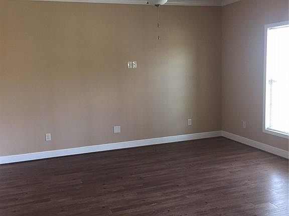 3rd image of 910 17th Ave E