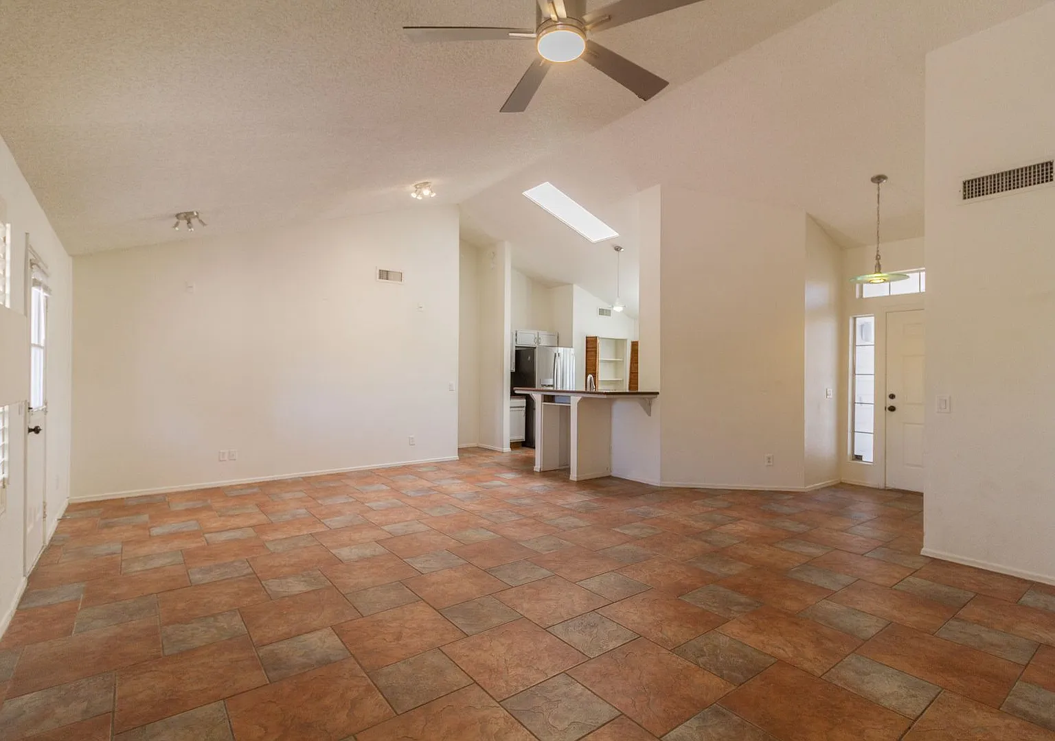 Country Style 3 Bedroom 2 Bath Home in Cul de Sac — Photo 3