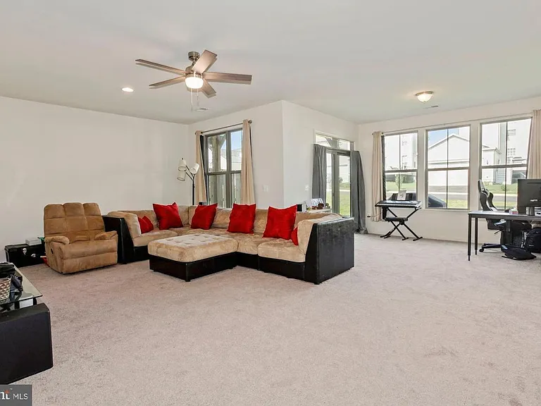 944 Basswood Dr — Photo 24