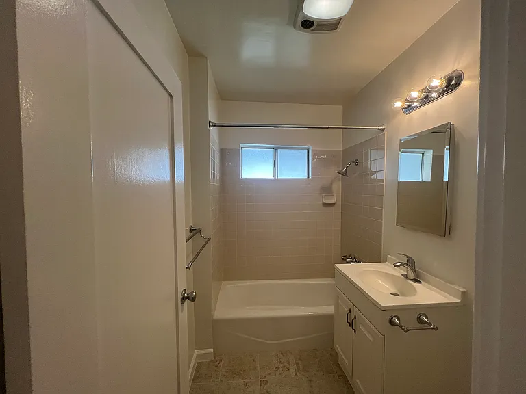 435 W Windsor Rd — Photo 12