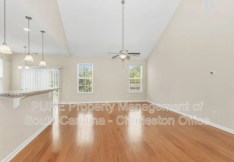 481 Gianna Ln — Photo 3