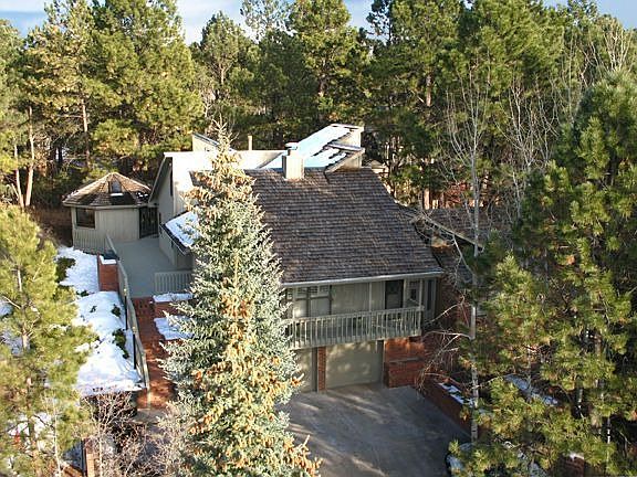 UNIQUE HOME FEELS LIKE A CONTEMPORARY MOUNTAIN CHALET