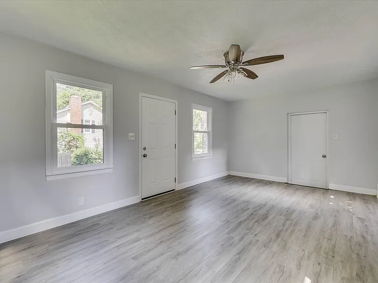 2111 Huron Dr — Photo 48