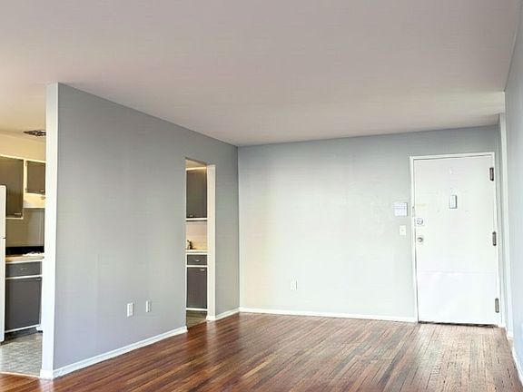 3rd image of 1100 W Saint Georges Ave #9B
