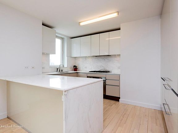 4th image of 322 W 57th St APT 39S1