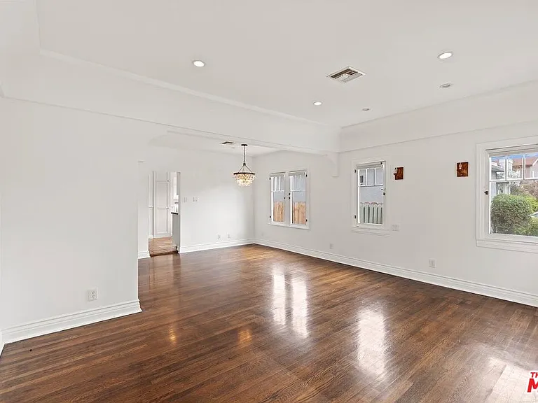 228 Rennie Ave — Photo 11