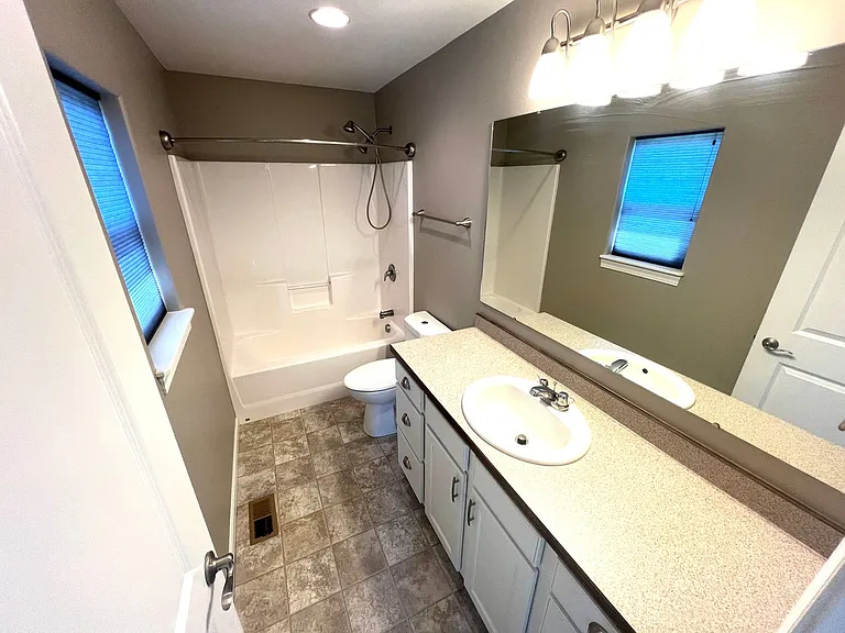 2633 Knight St — Photo 15