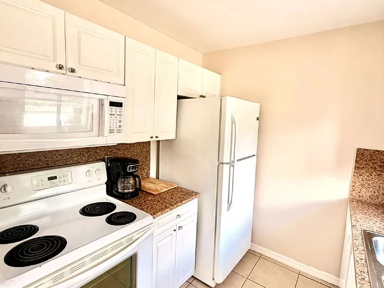 3206 W Azeele St #100 — Photo 8