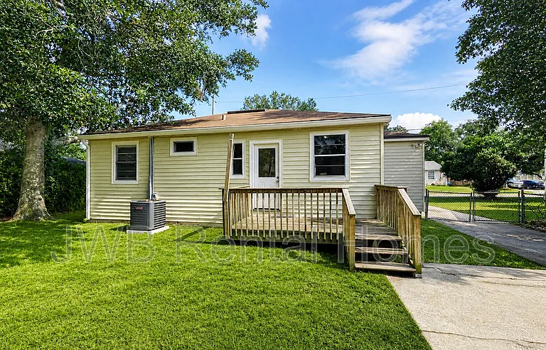 3312 Seville St W — Photo 10