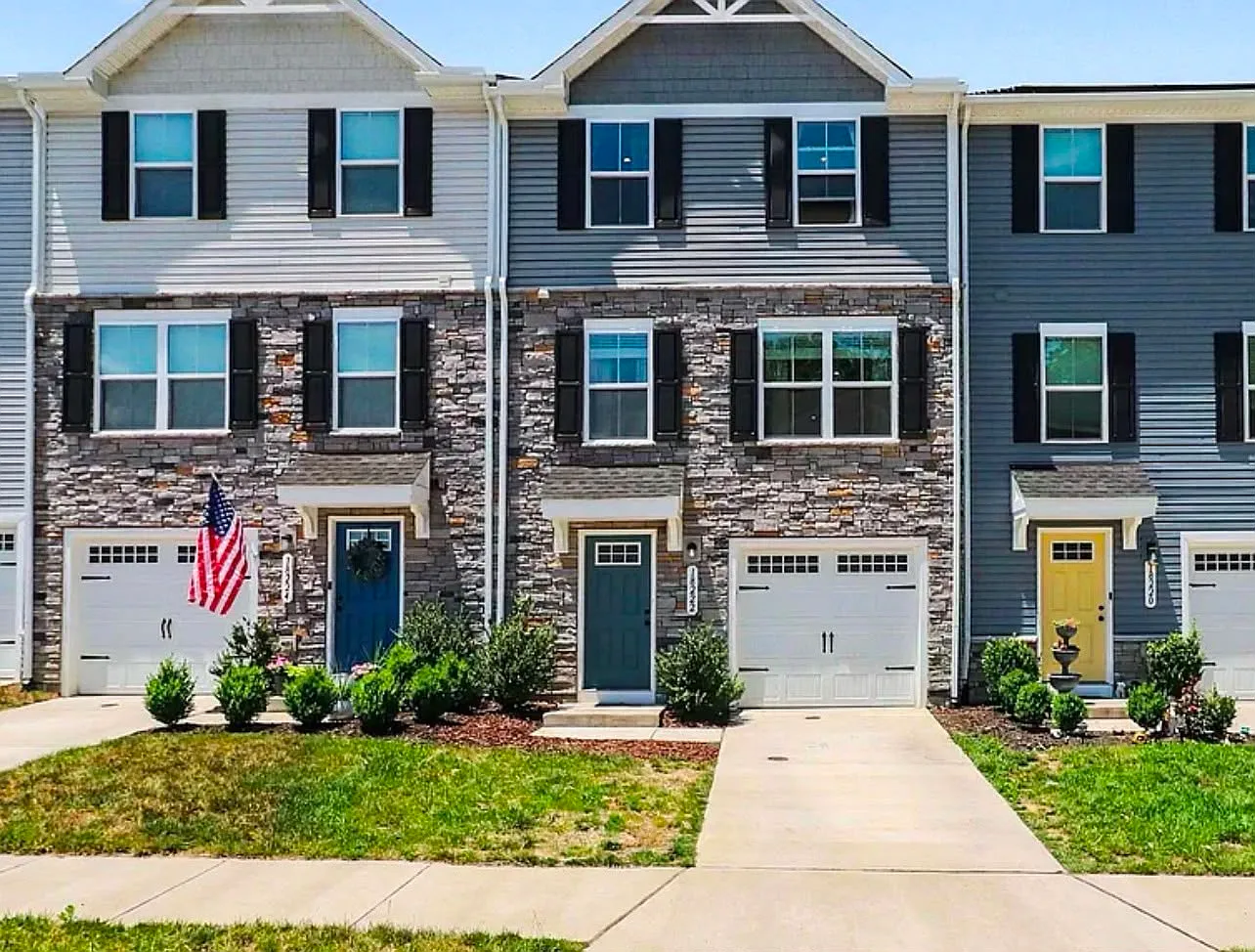 3 bed, 2.5 bath, 1572 sqft, $2,500 — Photo 1