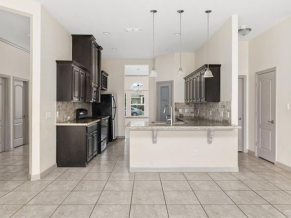 3rd image of 2205 Primrose Dr