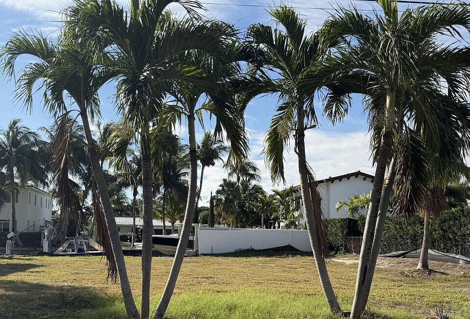 1st image of 808 NE Bay Cove Street