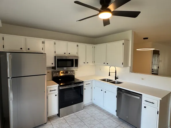 194 S Waters Edge Dr, Glendale Heights, IL