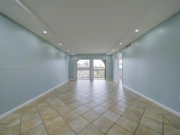 10227 NW 9th Street Cir #5033, Miami, FL 33172