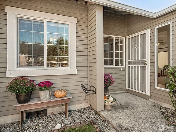 2nd image of 637 Malibu Drive SE