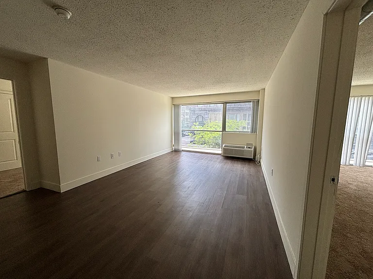 Downtowner Apartments — Photo 9