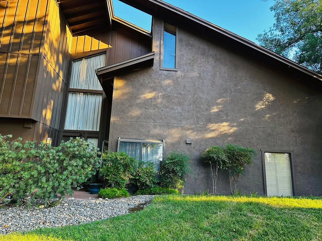 1925 Edgebrook Dr Unit B photo 1