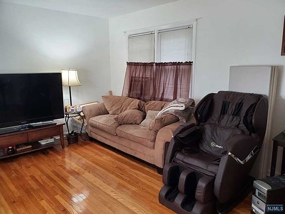 5th image of 596 Broad Ave