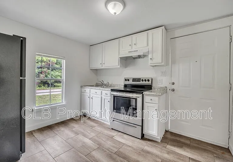 735 Marion St — Photo 2