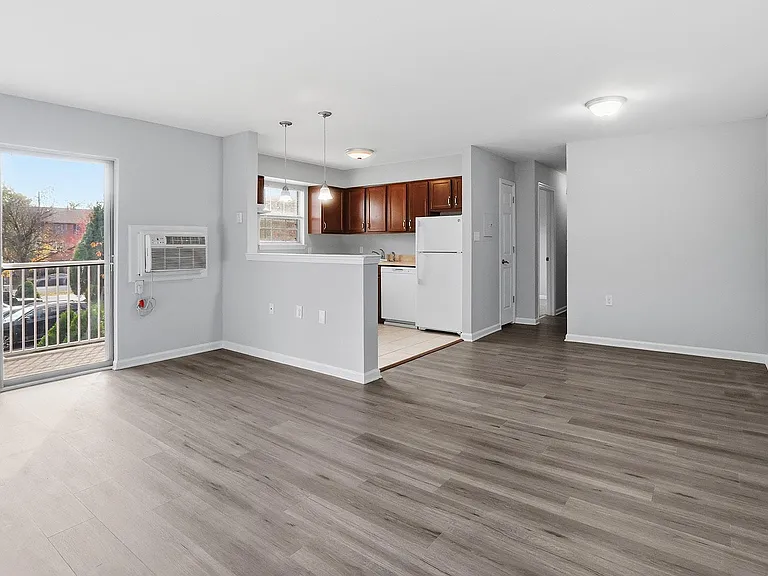 Waters Edge Apartments — Photo 7