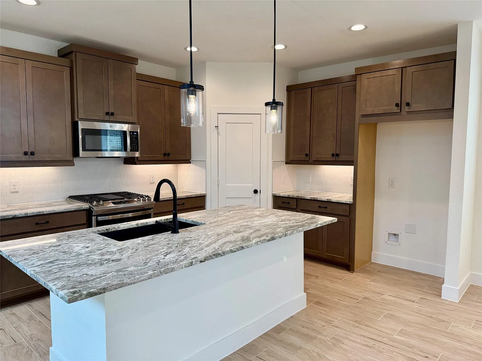 4 bed, 3.5 bath, 2454 sqft, $2,900 — Photo 4