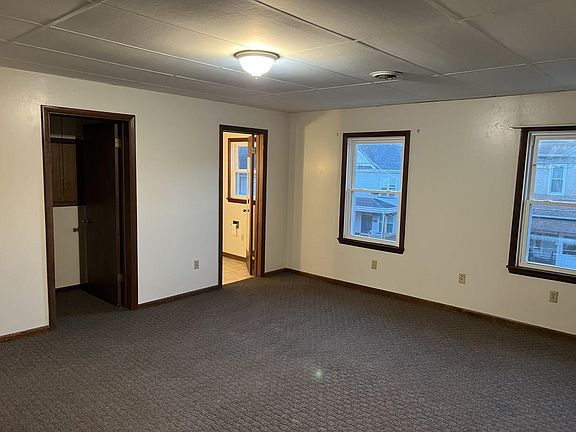 4th image of 207 N Elm St Unit 2