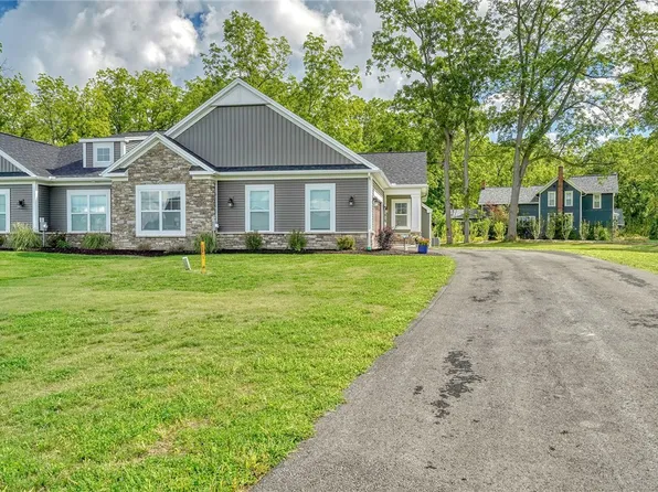 1410 Creeks Edge Dr, Webster, NY 14580