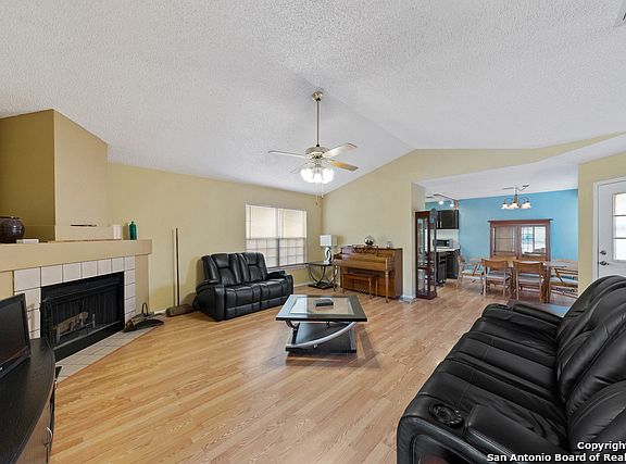 5th image of 715 Cypressgreen Dr