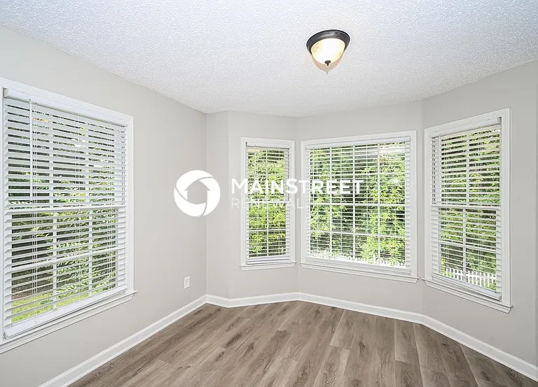 12 Stratford Dr — Photo 4