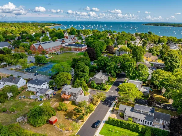 13 Hammond Street, Mattapoisett, MA 02739