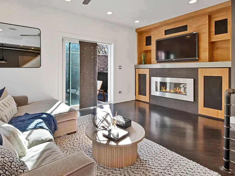 1738 N Hoyne Ave — Photo 17