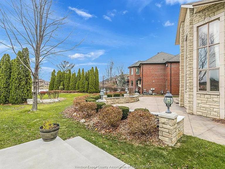 1585 Stoneybrook Cres — Photo 3
