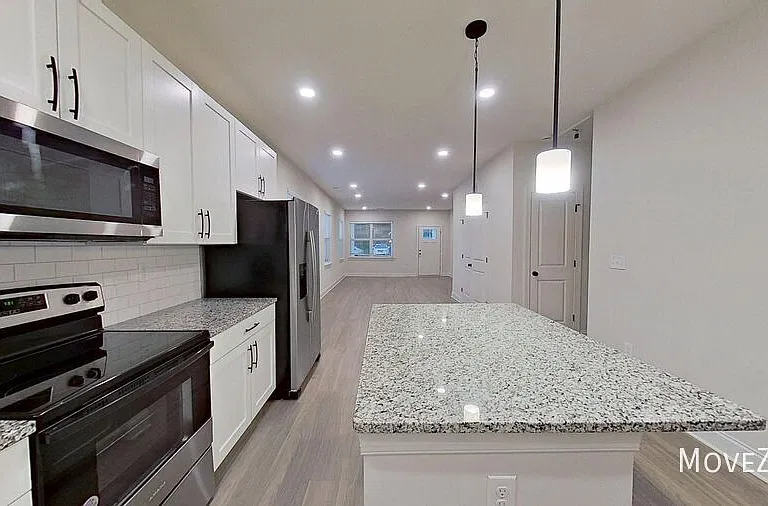 324 Houston St — Photo 7